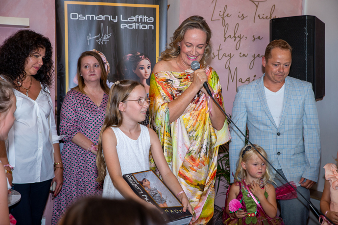 Herečka Alena Antalová se na křtu limitované edice panenek, které oblékl módní návrhář Osmany Laffita, objevila v doprovodu své nejmladší dcery Marie (v popředí).