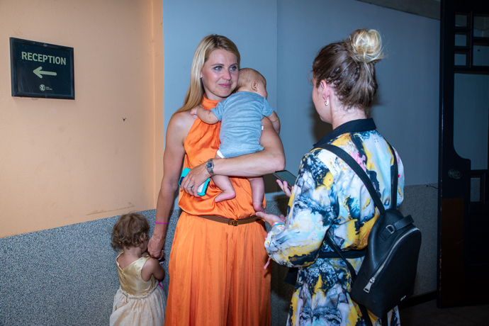 Tenistka Lucie Šafářová si nenechala ujít křest limitované edice panenek, na který vzala také obě své děti - tříměsíčního Oliverka a dvouletou Leontýnku. Na fotografii během rozhovoru pro Lifee.cz.