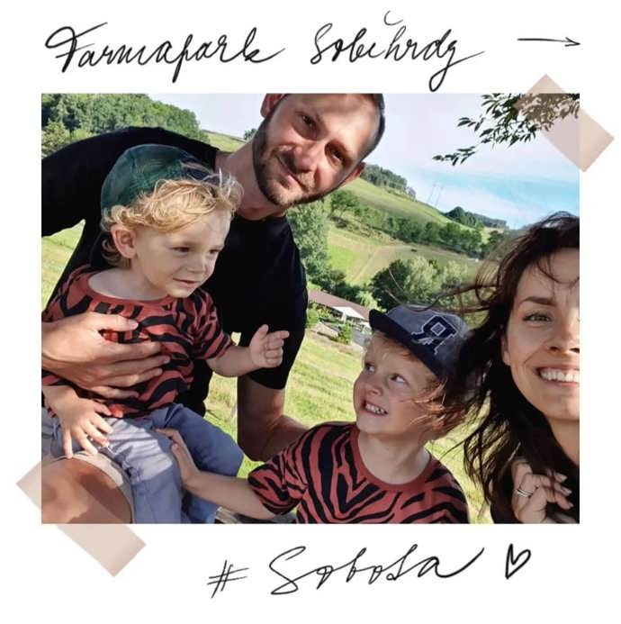 Volné dny tráví mladí manželé zušlechťováním své zahrady a také výlety po republice.