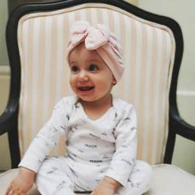 Dcera Karolínka na maminku čeká v zákulisí.