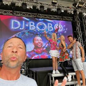 Ani péče o dceru Kateřině nebrání v plnění profesních povinností a stále vystupuje se švýcarským hitmakerem DJ BoBem. 