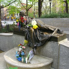 Na počest manželů Strausových vznikl na Manhattanu park se sochou vodní nymfy.