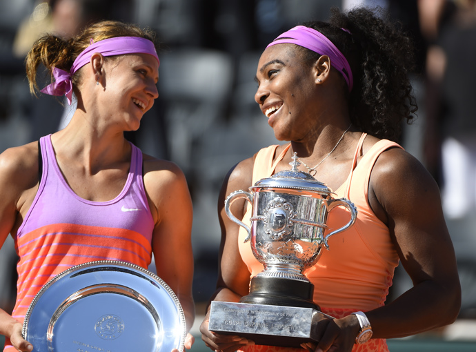 Takhle to Lucii Šafářové sluší vedle Sereny Williams, se kterou se roku 2015 utkala ve finále French Open. I když duel prohrála, jednalo se o největší úspěch Lucčiny kariéry ve dvouhře.