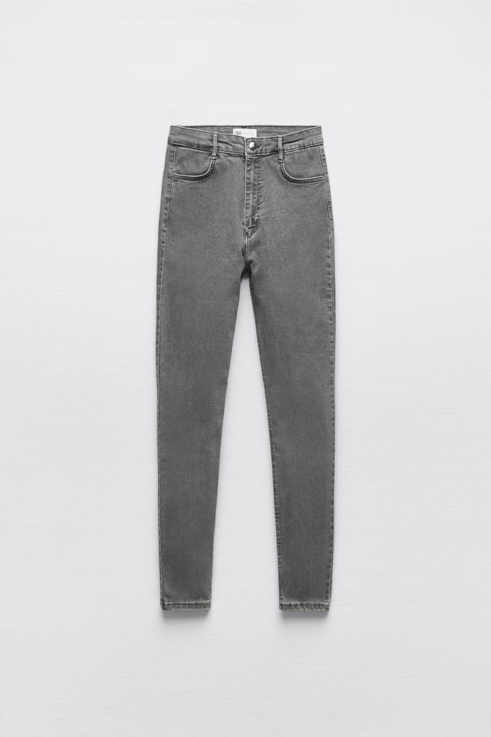 Jeggins z velmi elastické látky s velmi vysokým pasem a kapsami vzadu. ZARA, 549 Kč