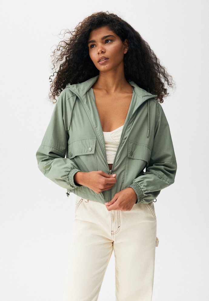 Lehká bunda s kapucí. Zalando, 549 Kč. 