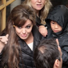 Angelinu prý malý Maddox okouzlil tím, že se na ni už jako tříměsíční miminko krásně usmál. Zasáhl ji tak přímo do srdce a hollywodská star rozjela proces adopce, který úspěšně završila v březnu roku 2002. Tehdy bylo Maddoxovi sedm měsíců.