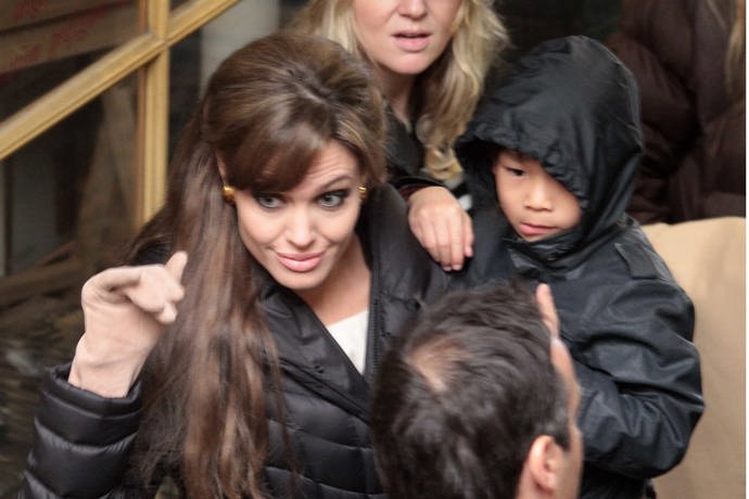 Angelinu prý malý Maddox okouzlil tím, že se na ni už jako tříměsíční miminko krásně usmál. Zasáhl ji tak přímo do srdce a hollywodská star rozjela proces adopce, který úspěšně završila v březnu roku 2002. Tehdy bylo Maddoxovi sedm měsíců. 