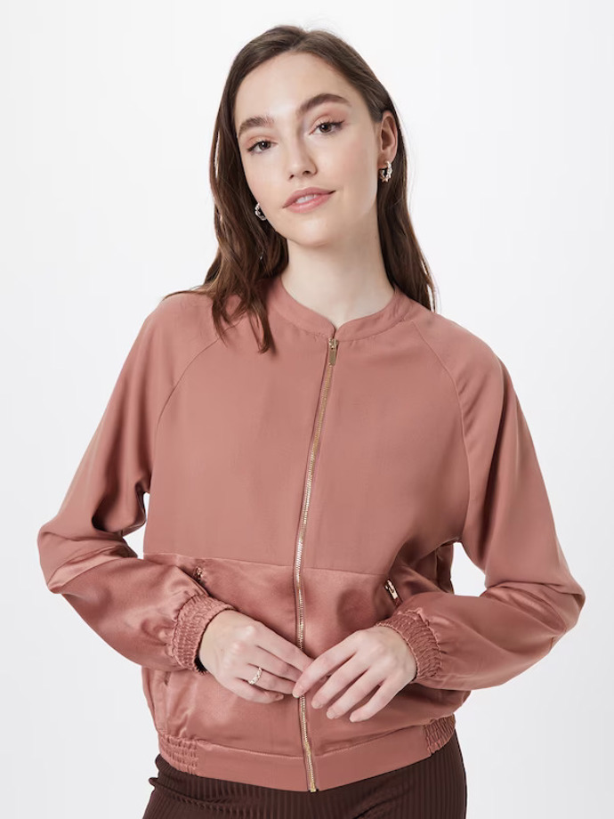 Růžová přechodná bunda. AboutYou, 592 Kč. 