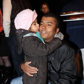 Rok 2010, prostřední dcera Sofie doprovází tatínka na slavnostní rozsvícení stromečku.