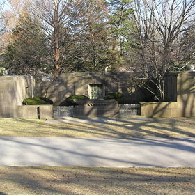 Tělo Idy se nikdy nenašlo. Isidor odpočívá na hřbitově Woodlawn.