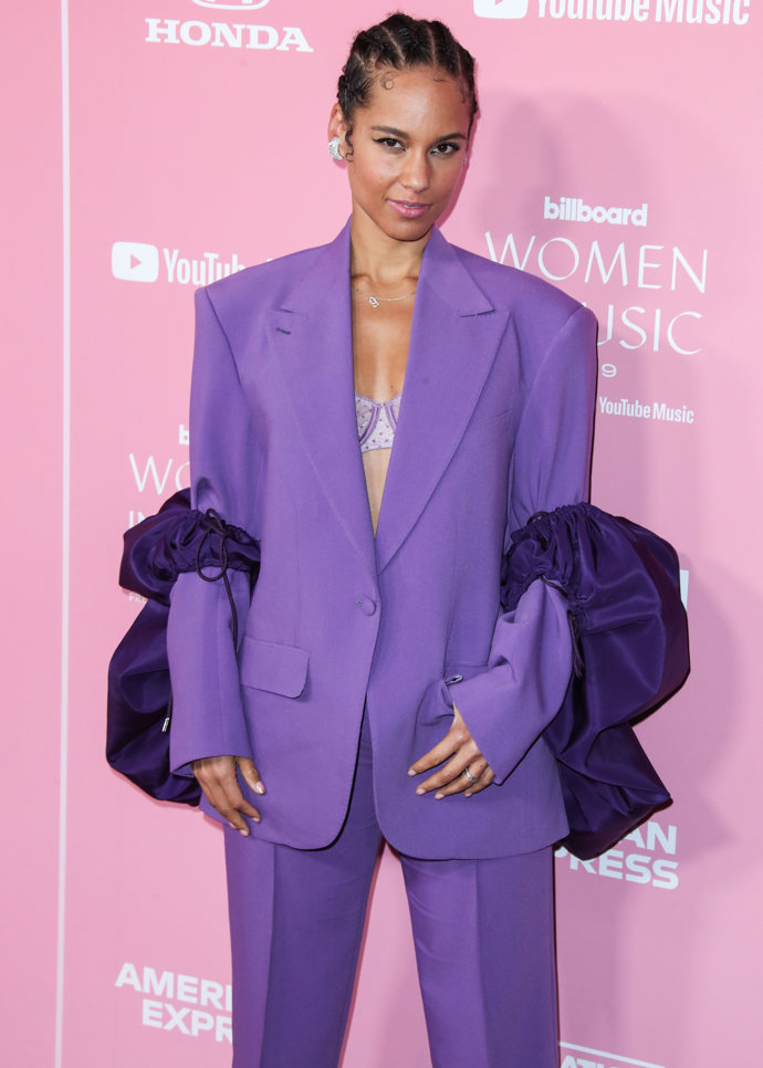 Zpěvačka Alicia Keys má vlastní značku Keys Soulcare. Kromě kosmetických produktů se zaměřuje také na wellness. Od masážních produktů na obličej až po pleťovou mlhu, vše je prý navrženo s ohledem na rituály vyživující duši, meditaci a sebelásku.