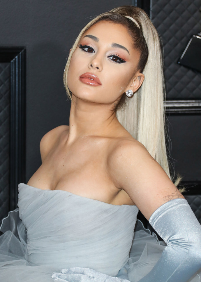 Zpěvačka Ariana Grande pojmenovala svoji značku kosmetiky R.E.M. Beauty. Tvrdí, že název má připomínat její oblíbený zvuk, ale pochopitelně jde také o narážku na spánkovou fázi REM.