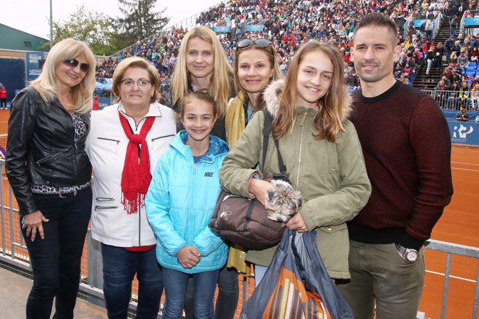 Gratulovat jí přišla celá rodina včetně Tomáše Plekance.