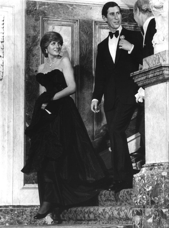 V roce 1981 se na plese v Londýně ukázala princezna Diana v černých společenských šatech bez ramínek.