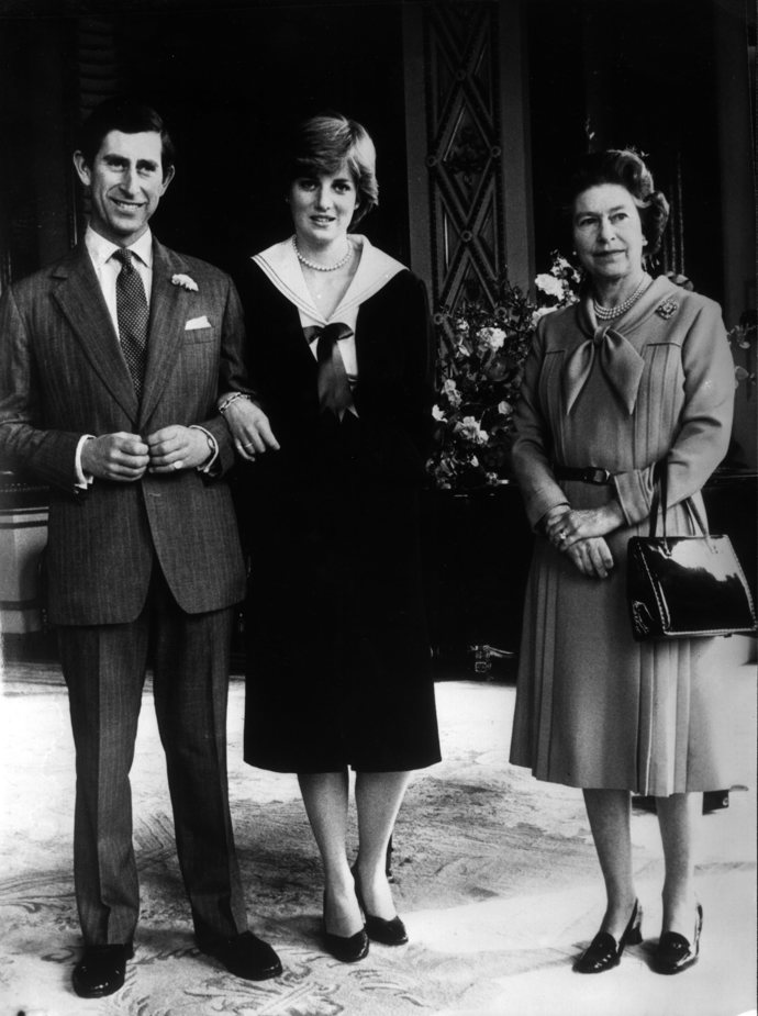 Princezna Diana si v Buckinghamské paláci v roce 1980 vzala na sebe námořnický obleček s vázankou.