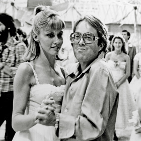 V Pomádě hrála Olivia naivku Sandy, jež se v závěru změní v dračici.