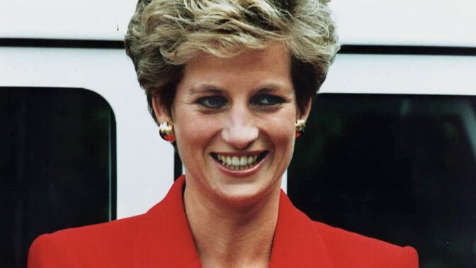 Princezna Diana v šatech Catherine Walker, které byly inspirované róbou Grace Kelly z filmu Chyťte zloděje.