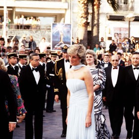 Princezna Diana v šatech Catherine Walker, které byly inspirované róbou Grace Kelly z filmu Chyťte zloděje.