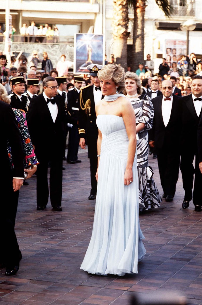Princezna Diana v šatech Catherine Walker, které byly inspirované róbou Grace Kelly z filmu Chyťte zloděje.
