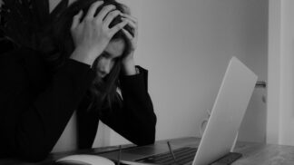 Pomsta bývalé partnerky: Za schůzky s jinými ženami svého ex zmasakrovala v koupelně