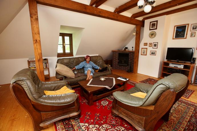 Masivní dřevěné trámy umocňují atmosféru roubenky.