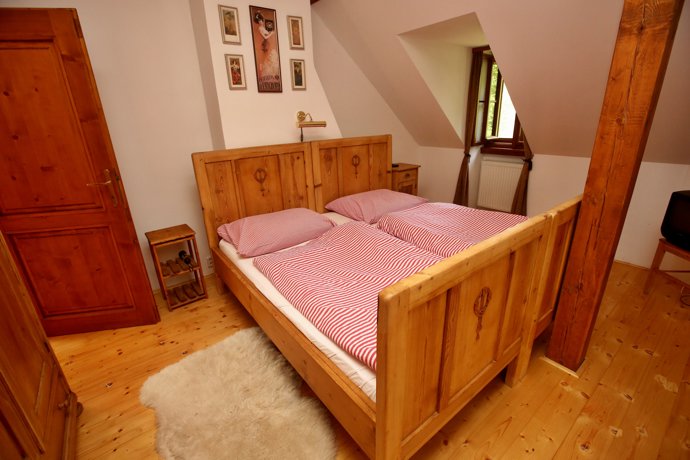 Pohled do zpěvaččiny útulné ložnice.