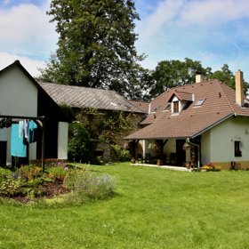 Venkovské stavení zpěvačka vlastní 30 let a neustále jej zvelebuje.