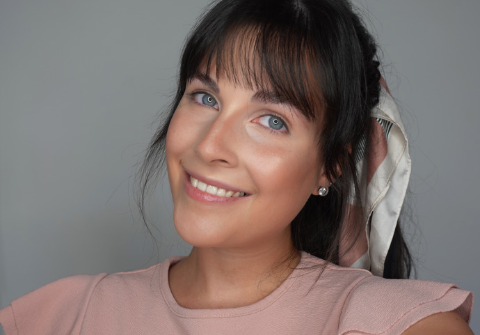 Takto make-up působí mnohem plastičtěji a přirozeněji.