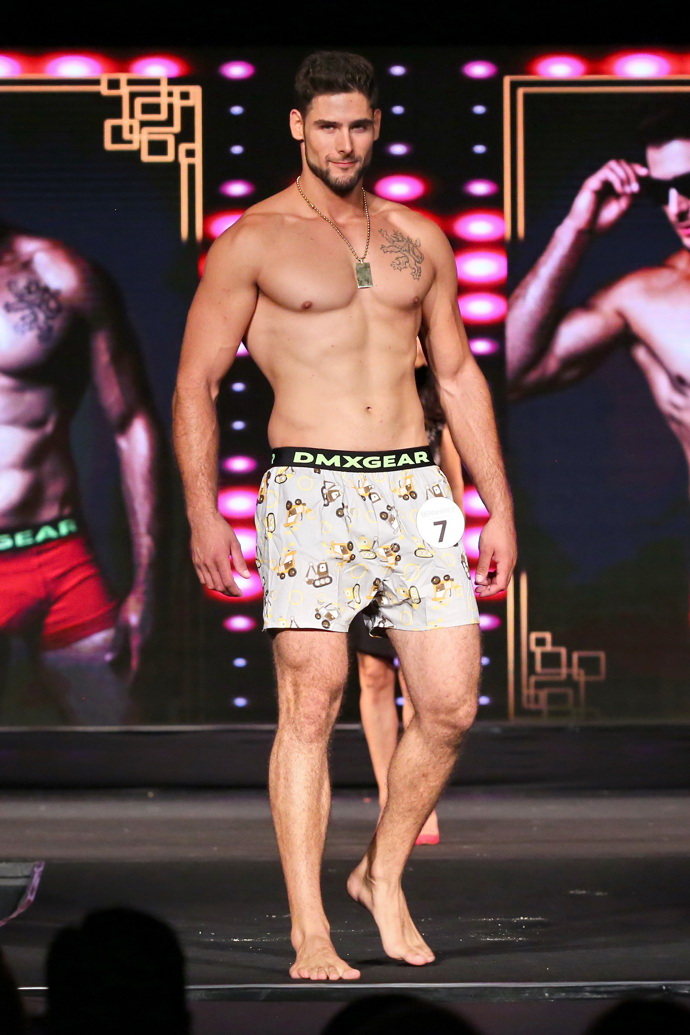 Takhle to Kmoníčkovi slušelo během přehlídky plavek.