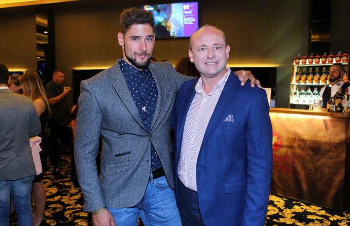 Jiří Kmoníček pózuje s prezidentem soutěže, Davidem Novotným.