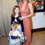 Olga Menzelová se svými dcerami, Annou Karolínou a Evou Marií.