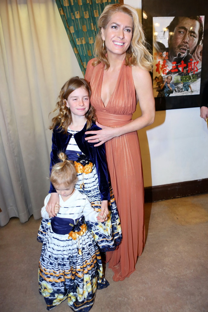 Olga Menzelová se svými dcerami, Annou Karolínou a Evou Marií.