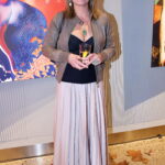 Olga Menzelová do společnosti ráda obléká splývavé sukně a šaty, které opticky prodlužují postavu.