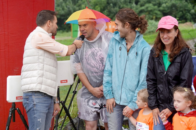 Kuchař Láďa Hruška se běhu účastnil i přesto, že vytrvale pršelo.