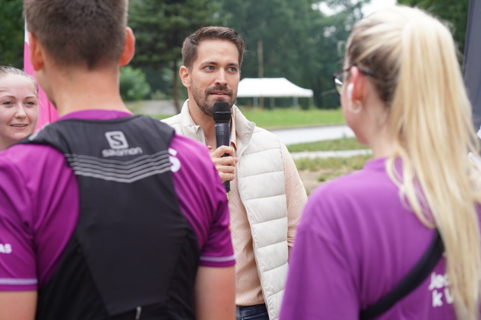 Sympaťák Robert Urban byl letos moderátorem každoročního běhu pražskou Stromovkou.