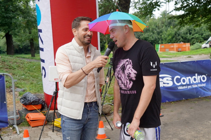 Roberta Urbana jeho deštníček pobavil.