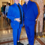 Do modré barvy se zahalil také stylista Kája Pavlíček se svým doprovodem. Pánové oblékli královskou modř, ke které se hodí střídmé doplňky v černé barvě.