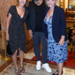 Modré šaty oblékla i herečka Veronika Jeníková (vpravo). Nejde o velkou večerní, ale v kombinaci s černým sáčkem herečka působí neméně slavnostně. Kolegyně Michaela Dolinová (vlevo) překvapila světlejším tónem vlasů a odvážnějším výstřihem.