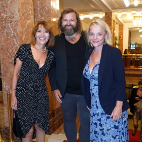 Modré šaty oblékla i herečka Veronika Jeníková (vpravo). Nejde o velkou večerní, ale v kombinaci s černým sáčkem herečka působí neméně slavnostně. Kolegyně Michaela Dolinová (vlevo) překvapila světlejším tónem vlasů a odvážnějším výstřihem.