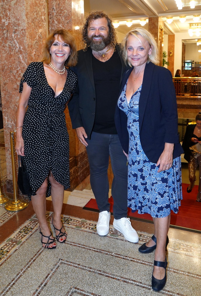 Modré šaty oblékla i herečka Veronika Jeníková (vpravo). Nejde o velkou večerní, ale v kombinaci s černým sáčkem herečka působí neméně slavnostně. Kolegyně Michaela Dolinová (vlevo) překvapila světlejším tónem vlasů a odvážnějším výstřihem.