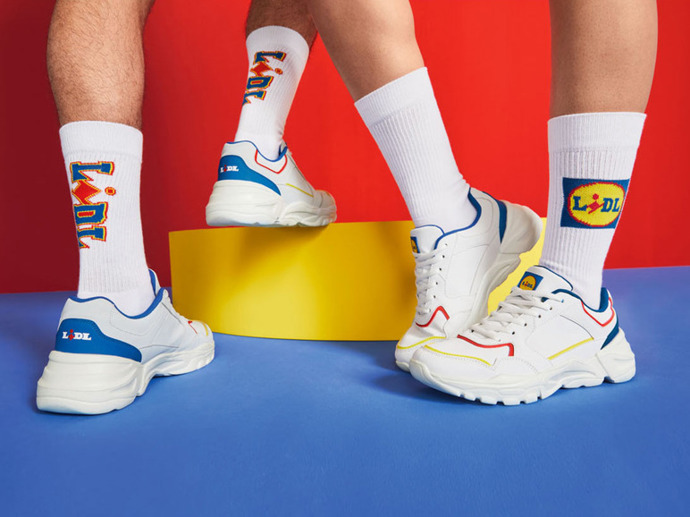 Oblečení s logem známého řetězce si oblíbili i influenceři a pyšně se v modelech fotili. 