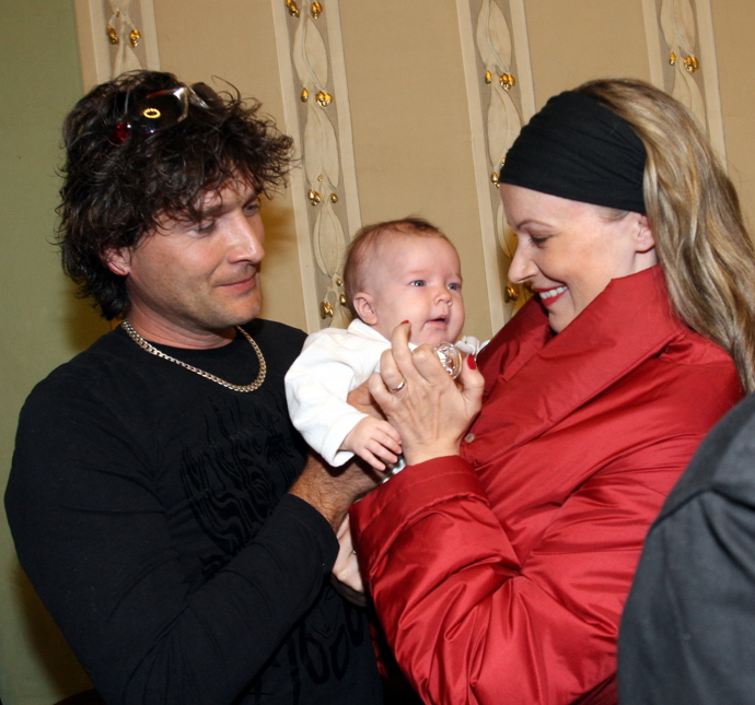 Alena Antalová, její manžel Josef Juráček a dcera Elenka v roce 2007 na křtu nového CD Karla Gotta.