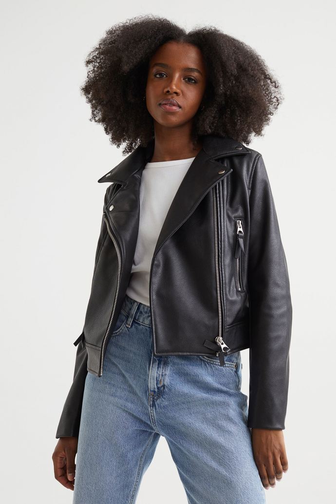 Černá motorkářská bunda. H&M, 999 Kč. 
