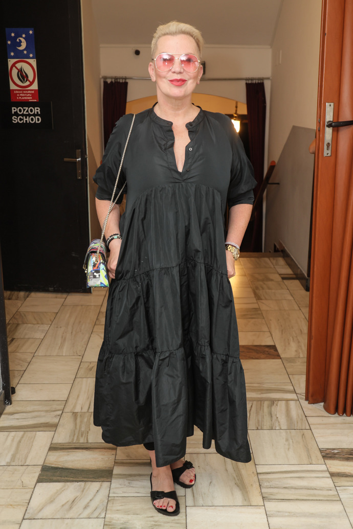 Bývalá manekýnka Kateřina Kornová se příliš neodvázala a zahalila se do své oblíbené černé barvy. Šatům by slušel například barevný pásek, který by upozornil na její štíhlý pas.