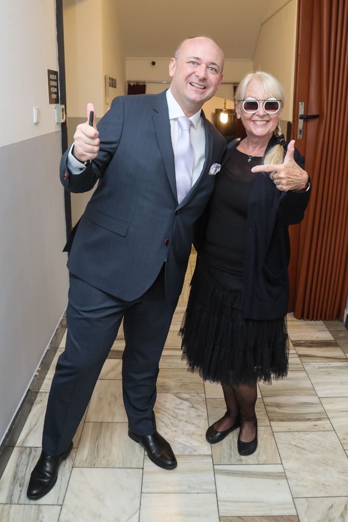 Herečka Kateřina Macháčková nás oslnila hravými brýlemi, které nesundala z očí. Mladistvým doplňkem svůj černý outfit hravě ozvláštnila, proto jí dáváme body za kreativitu.