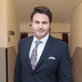 Takhle to Šimůnkovi slušelo v obleku.