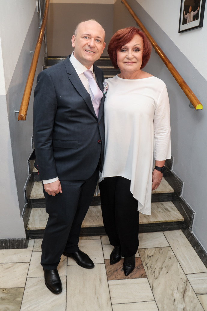 Nestárnoucí legenda Petra Janů na finále zazpívala hned několik písní. Jak sama přiznává, není sukňový typ a v kalhotách se zkrátka cítí nejlépe. Plesovou róbu prý na ní jen tak neuvidíme. Na fotografii s prezidentem soutěže, Davidem Novotným.