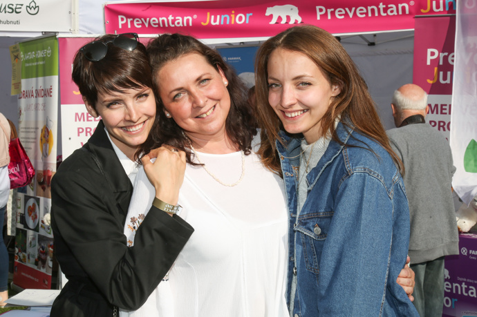 Pro rady si Gabriela chodí nejčastěji za svou sestrou (vpravo), dobře poradit ale dokáže také maminka (uprostřed).