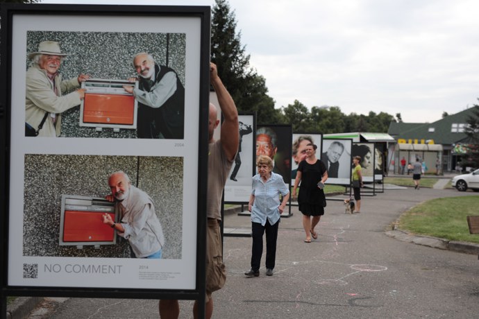 Výstava fotografií Zuzany Mináčové potrvá do 1. 9. a nalézt ji můžete na Ringhofferově náměstí v Kamenici u Prahy.