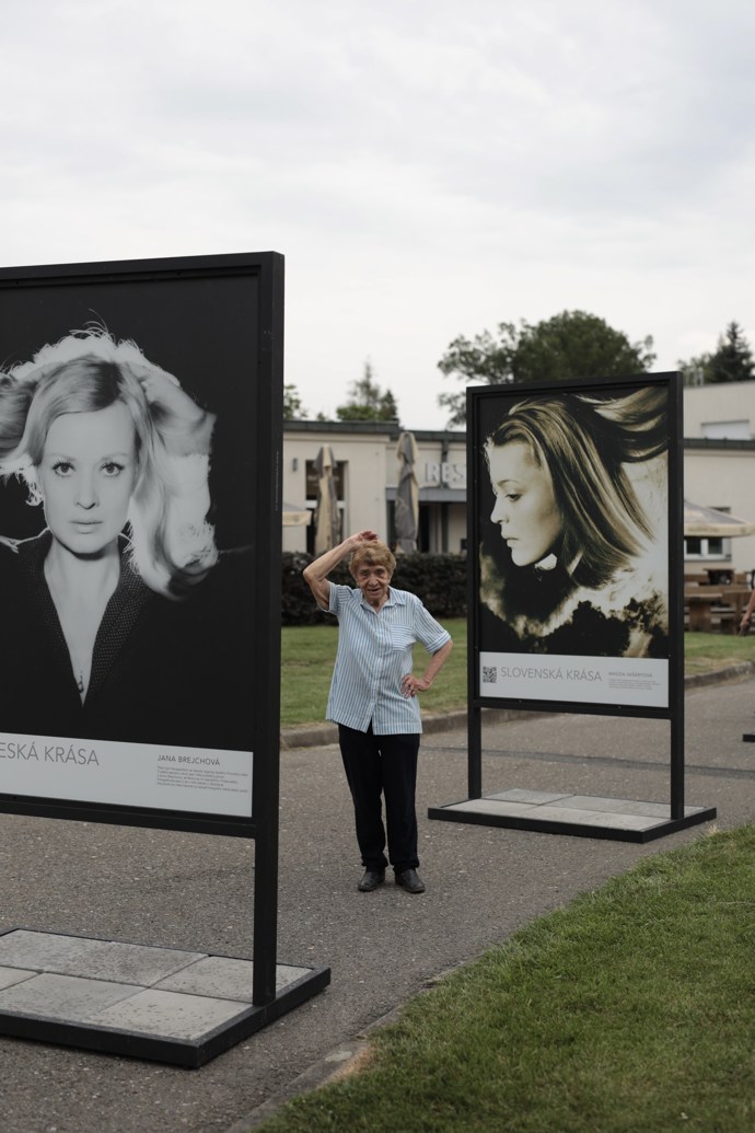 Zuzana Mináčová pózuje s portréty Jany Brejchové a Magdy Vášáryové.